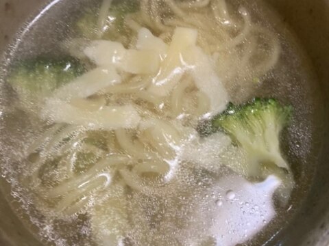 ブロッコリーとチーズの白だしラーメン